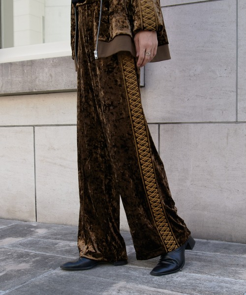 COLONY 2139（コロニートゥーワンスリーナイン）の「クラッシュベロアトラックパンツ（その他パンツ・メンズ・ブラック/ブラウン・LARGE/MEDIUM）」の12枚目の写真