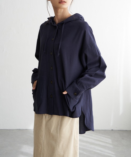 LBC（エルビーシー）の「フードロングシャツ（シャツ/ブラウス・レディース・ネイビー/ベージュ・M）」の2枚目の写真