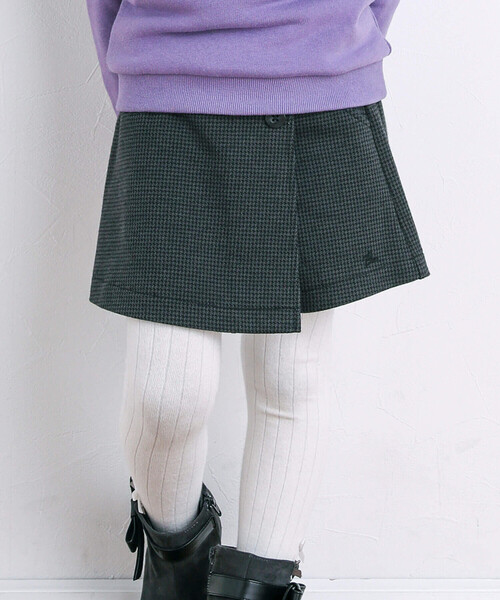 BeBe(ベベ)の「千鳥ジャガードラップショートパンツ(90~150cm)(その他パンツ・キッズ・グレー系その他/レッド系その他2・150cm/120cm/100cm/110cm/140cm/130cm/90cm)」の1枚目の写真