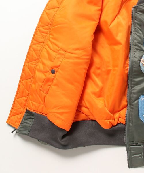 Alpha Industries(アルファインダストリーズ)の「ALPHA/アルファ MA-1 FULL PATCHED US SPEC フライトミリタリージャケット(MA-1・メンズ・チャコール/ブラック・L/XL/M)」の4枚目の写真