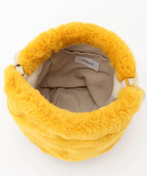 &Bridge(アンドブリッジ)の「Cachellier バケツ型カゴ×フェイクファーショルダーバッグ(ショルダーバッグ・レディース・イエロー・99)」の4枚目の写真