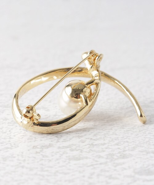 OPAQUE.CLIP（オペークドットクリップ）の「◆フェイクパールビジューラインブローチ/セレモニー対応（ブローチ/コサージュ・レディース・シルバー/ゴールド・00）」の5枚目の写真