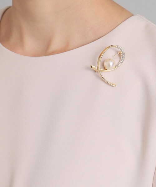 OPAQUE.CLIP（オペークドットクリップ）の「◆フェイクパールビジューラインブローチ/セレモニー対応（ブローチ/コサージュ・レディース・シルバー/ゴールド・00）」の6枚目の写真