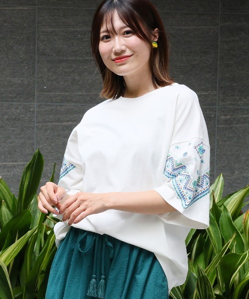 チチカカ(チチカカ)の「バンダナスリーブ刺繍Tシャツ(Tシャツ/カットソー・レディース・ホワイト/ブラック・FREE)」の2枚目の写真