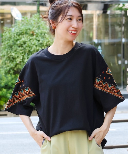 チチカカ(チチカカ)の「バンダナスリーブ刺繍Tシャツ(Tシャツ/カットソー・レディース・ホワイト/ブラック・FREE)」の1枚目の写真