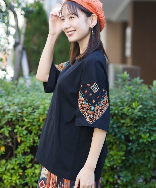 チチカカ(チチカカ)の「バンダナスリーブ刺繍Tシャツ(Tシャツ/カットソー・レディース・ホワイト/ブラック・FREE)」の15枚目の写真