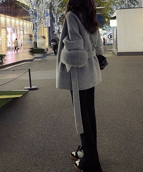 SMILE ORCHID（スマイルオーキッド）の「フォックスファー付きスタンドカラーウール混コート（ステンカラーコート・レディース・グレー/アイボリー・M）」の4枚目の写真
