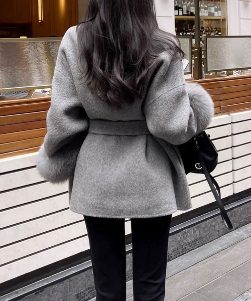 SMILE ORCHID（スマイルオーキッド）の「フォックスファー付きスタンドカラーウール混コート（ステンカラーコート・レディース・グレー/アイボリー・M）」の5枚目の写真