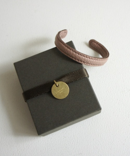 TIDEWAY（タイドウェイ）の「MONTH ITALY LEATHER BANGLE（バングル/リストバンド・レディース・ターコイズブルー/グレイッシュベージュ/ブルー/オレンジ/ピンクベージュ/ライム/グリーン/レッド/ミント/ブラック/ホワイト/ライトベージュ・FREE）」の10枚目の写真