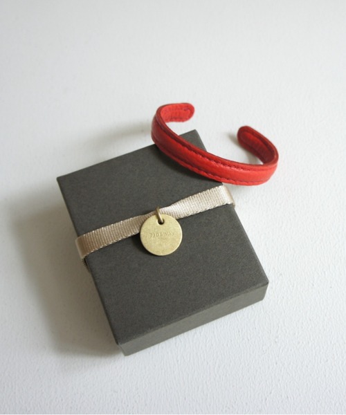 TIDEWAY（タイドウェイ）の「MONTH ITALY LEATHER BANGLE（バングル/リストバンド・レディース・ターコイズブルー/グレイッシュベージュ/ブルー/オレンジ/ピンクベージュ/ライム/グリーン/レッド/ミント/ブラック/ホワイト/ライトベージュ・FREE）」の11枚目の写真