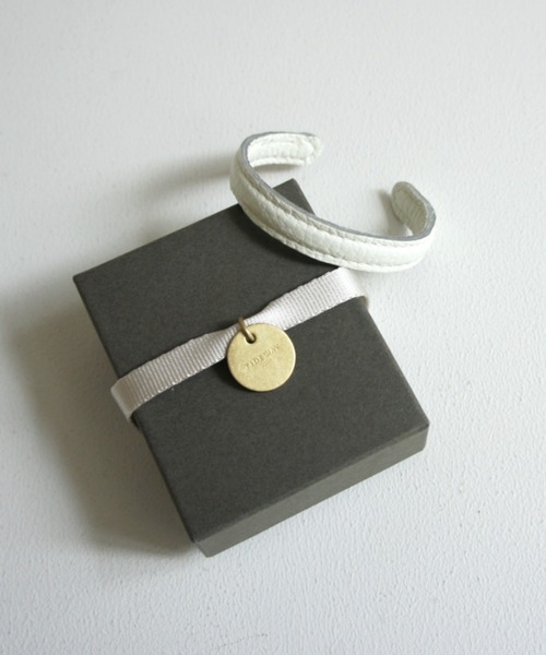 TIDEWAY（タイドウェイ）の「MONTH ITALY LEATHER BANGLE（バングル/リストバンド・レディース・ターコイズブルー/グレイッシュベージュ/ブルー/オレンジ/ピンクベージュ/ライム/グリーン/レッド/ミント/ブラック/ホワイト/ライトベージュ・FREE）」の2枚目の写真