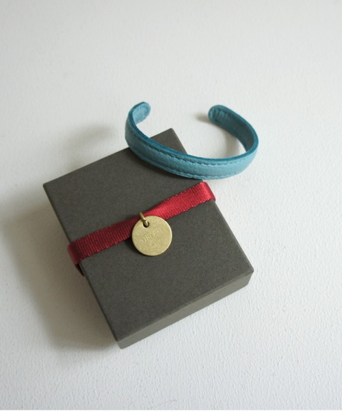 TIDEWAY（タイドウェイ）の「MONTH ITALY LEATHER BANGLE（バングル/リストバンド・レディース・ターコイズブルー/グレイッシュベージュ/ブルー/オレンジ/ピンクベージュ/ライム/グリーン/レッド/ミント/ブラック/ホワイト/ライトベージュ・FREE）」の9枚目の写真
