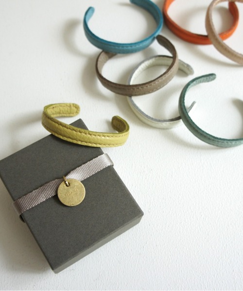 TIDEWAY（タイドウェイ）の「MONTH ITALY LEATHER BANGLE（バングル/リストバンド・レディース・ターコイズブルー/グレイッシュベージュ/ブルー/オレンジ/ピンクベージュ/ライム/グリーン/レッド/ミント/ブラック/ホワイト/ライトベージュ・FREE）」の6枚目の写真