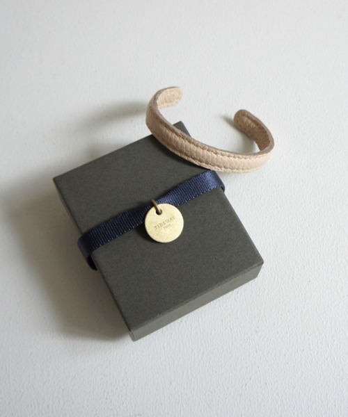 TIDEWAY（タイドウェイ）の「MONTH ITALY LEATHER BANGLE（バングル/リストバンド・レディース・ターコイズブルー/グレイッシュベージュ/ブルー/オレンジ/ピンクベージュ/ライム/グリーン/レッド/ミント/ブラック/ホワイト/ライトベージュ・FREE）」の4枚目の写真