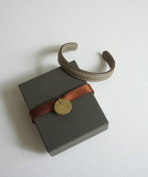 TIDEWAY（タイドウェイ）の「MONTH ITALY LEATHER BANGLE（バングル/リストバンド・レディース・ターコイズブルー/グレイッシュベージュ/ブルー/オレンジ/ピンクベージュ/ライム/グリーン/レッド/ミント/ブラック/ホワイト/ライトベージュ・FREE）」の5枚目の写真