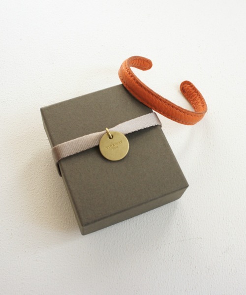 TIDEWAY（タイドウェイ）の「MONTH ITALY LEATHER BANGLE（バングル/リストバンド・レディース・ターコイズブルー/グレイッシュベージュ/ブルー/オレンジ/ピンクベージュ/ライム/グリーン/レッド/ミント/ブラック/ホワイト/ライトベージュ・FREE）」の12枚目の写真