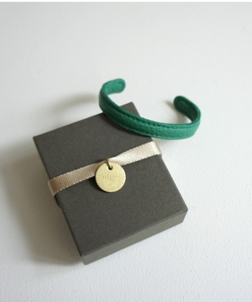 TIDEWAY（タイドウェイ）の「MONTH ITALY LEATHER BANGLE（バングル/リストバンド・レディース・ターコイズブルー/グレイッシュベージュ/ブルー/オレンジ/ピンクベージュ/ライム/グリーン/レッド/ミント/ブラック/ホワイト/ライトベージュ・FREE）」の7枚目の写真
