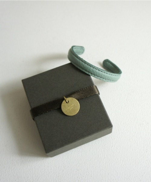TIDEWAY（タイドウェイ）の「MONTH ITALY LEATHER BANGLE（バングル/リストバンド・レディース・ターコイズブルー/グレイッシュベージュ/ブルー/オレンジ/ピンクベージュ/ライム/グリーン/レッド/ミント/ブラック/ホワイト/ライトベージュ・FREE）」の8枚目の写真