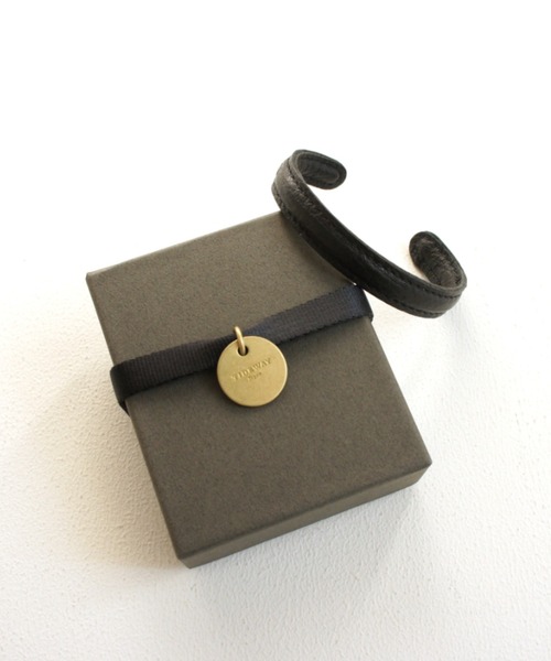 TIDEWAY（タイドウェイ）の「MONTH ITALY LEATHER BANGLE（バングル/リストバンド・レディース・ターコイズブルー/グレイッシュベージュ/ブルー/オレンジ/ピンクベージュ/ライム/グリーン/レッド/ミント/ブラック/ホワイト/ライトベージュ・FREE）」の3枚目の写真