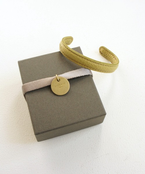 TIDEWAY（タイドウェイ）の「MONTH ITALY LEATHER BANGLE（バングル/リストバンド・レディース・ターコイズブルー/グレイッシュベージュ/ブルー/オレンジ/ピンクベージュ/ライム/グリーン/レッド/ミント/ブラック/ホワイト/ライトベージュ・FREE）」の13枚目の写真