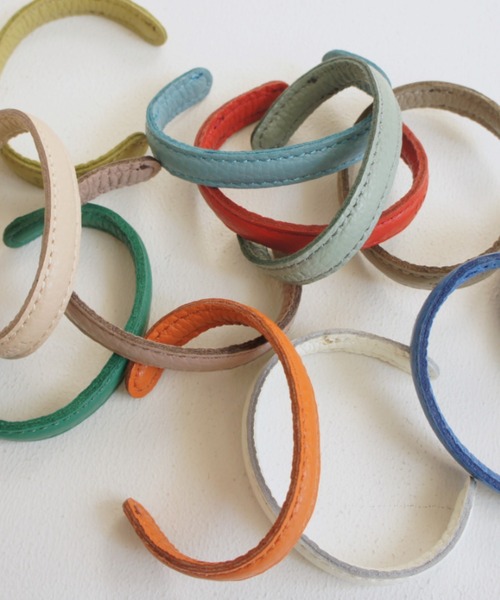 TIDEWAY（タイドウェイ）の「MONTH ITALY LEATHER BANGLE（バングル/リストバンド・レディース・ターコイズブルー/グレイッシュベージュ/ブルー/オレンジ/ピンクベージュ/ライム/グリーン/レッド/ミント/ブラック/ホワイト/ライトベージュ・FREE）」の14枚目の写真