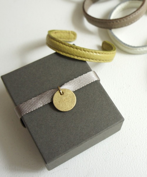 TIDEWAY（タイドウェイ）の「MONTH ITALY LEATHER BANGLE（バングル/リストバンド・レディース・ターコイズブルー/グレイッシュベージュ/ブルー/オレンジ/ピンクベージュ/ライム/グリーン/レッド/ミント/ブラック/ホワイト/ライトベージュ・FREE）」の15枚目の写真
