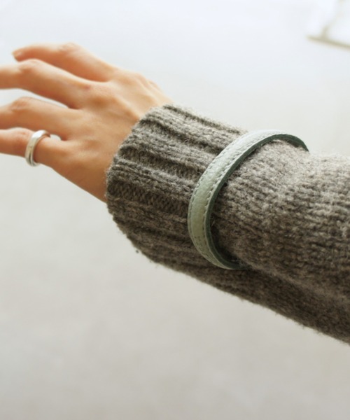 TIDEWAY（タイドウェイ）の「MONTH ITALY LEATHER BANGLE（バングル/リストバンド・レディース・ターコイズブルー/グレイッシュベージュ/ブルー/オレンジ/ピンクベージュ/ライム/グリーン/レッド/ミント/ブラック/ホワイト/ライトベージュ・FREE）」の16枚目の写真