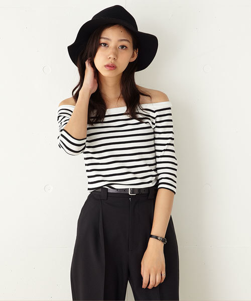MOUSSY(マウジー)の「OFF SHOULDER TOPS J(Tシャツ/カットソー・レディース・ホワイト/ホワイト系その他/ダークネイビー・2/1)」の2枚目の写真