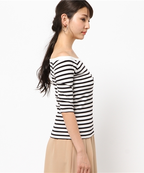 MOUSSY(マウジー)の「OFF SHOULDER TOPS J(Tシャツ/カットソー・レディース・ホワイト/ホワイト系その他/ダークネイビー・2/1)」の6枚目の写真