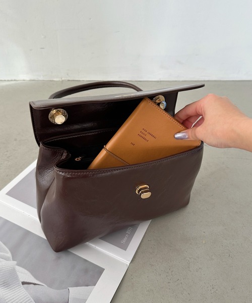un+frame（アンフレーム）の「2way vintage leather shoulder bag／2WAYスクエアヴィンテージPUショルダーバッグ（ショルダーバッグ・レディース・ダークブラウン/ブラック/ブラウン・FREE）」の10枚目の写真