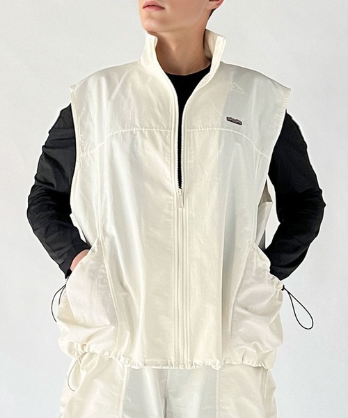 Java(ジャバ)の「《Javaジャバコラボ》羽織るだけで、旬なスポーツミックスが完成。ドロストポケットジップベスト(セットアップ可能)(ベスト・レディース・ブラック/オフホワイト/カーキ系・LARGE/MEDIUM/X-LARGE)」の2枚目の写真