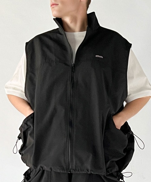 Java(ジャバ)の「《Javaジャバコラボ》羽織るだけで、旬なスポーツミックスが完成。ドロストポケットジップベスト(セットアップ可能)(ベスト・レディース・ブラック/オフホワイト/カーキ系・LARGE/MEDIUM/X-LARGE)」の3枚目の写真