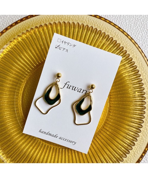 tone(トーン)の「【fuwari】不規則ダブルフープ サージカルステンレスピアス(MA)(ピアス(両耳用)・レディース・ベージュ系その他/ダークグレー/グリーン・FREE)」の4枚目の写真