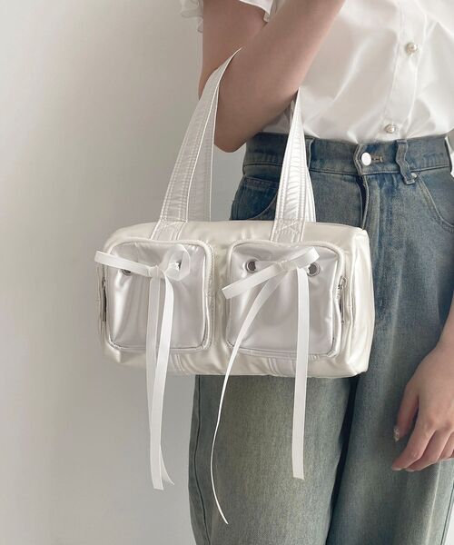 MAJESTIC LEGON(マジェスティックレゴン)の「シャイニーリボンバッグ(ショルダーバッグ・レディース・シルバー/アイボリー・FREE)」の10枚目の写真