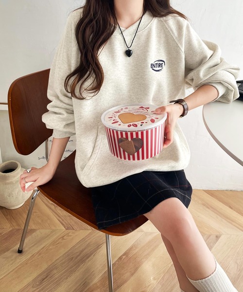 Java（ジャバ）の「《JaVaジャバコラボ》一枚でサマになる。 ワンポイント 胸元 刺繍 裏起毛 ラグラン スウェット（スウェット・レディース・ブラック/スモークピンク/グレイッシュベージュ/オフホワイト/ネイビー/オートミール・LARGE/MEDIUM/SMALL/X-LARGE）」の15枚目の写真