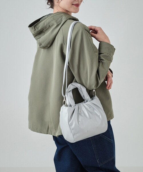 SHOO・LA・RUE（シューラルー）の「◆【2WAY】むぎゅっとしたフォルムがたまらまい ひねりハンドルスタッズミニトート（トートバッグ・レディース・ブラック/アイボリー/シルバー系その他・00）」の11枚目の写真