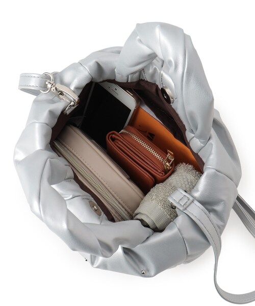 SHOO・LA・RUE（シューラルー）の「◆【2WAY】むぎゅっとしたフォルムがたまらまい ひねりハンドルスタッズミニトート（トートバッグ・レディース・ブラック/アイボリー/シルバー系その他・00）」の4枚目の写真