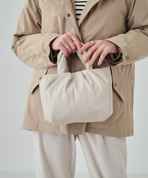 SHOO・LA・RUE（シューラルー）の「◆【2WAY】むぎゅっとしたフォルムがたまらまい ひねりハンドルスタッズミニトート（トートバッグ・レディース・ブラック/アイボリー/シルバー系その他・00）」の5枚目の写真