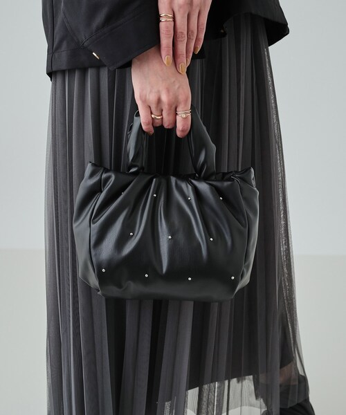 SHOO・LA・RUE（シューラルー）の「◆【2WAY】むぎゅっとしたフォルムがたまらまい ひねりハンドルスタッズミニトート（トートバッグ・レディース・ブラック/アイボリー/シルバー系その他・00）」の7枚目の写真