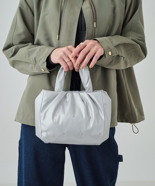 SHOO・LA・RUE（シューラルー）の「◆【2WAY】むぎゅっとしたフォルムがたまらまい ひねりハンドルスタッズミニトート（トートバッグ・レディース・ブラック/アイボリー/シルバー系その他・00）」の9枚目の写真