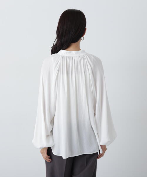 N.（N. Natural Beauty Basic）（エヌエヌナチュラルビューティーベーシック）の「◆前後２ｗａｙボウタイブラウス（シャツ/ブラウス・レディース・チャコールグレー/オフホワイト/ブルー・MEDIUM）」の9枚目の写真