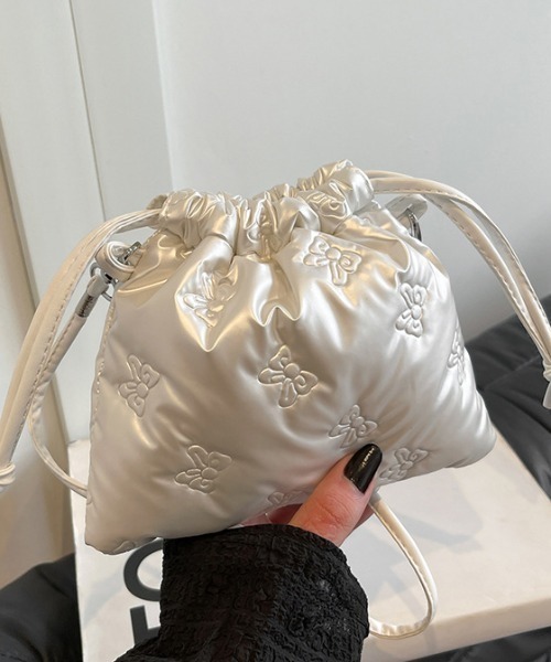 Made in I（メイドインアイ）の「ribbon キルティング巾着バッグ ポシェット（ショルダーバッグ・レディース・シルバー/ホワイト/ブラック・FREE）」の6枚目の写真