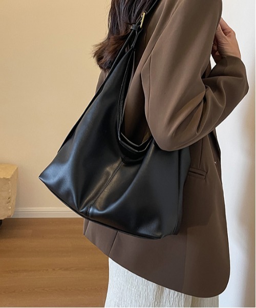 FREE STYLISTS(フリー スタイリスト)の「ワイドベルトフェイクレザーショルダーバッグ 大容量(ショルダーバッグ・レディース・カーキ/オフホワイト/ブラック/ブラウン/ダークブラウン・FREE)」の2枚目の写真