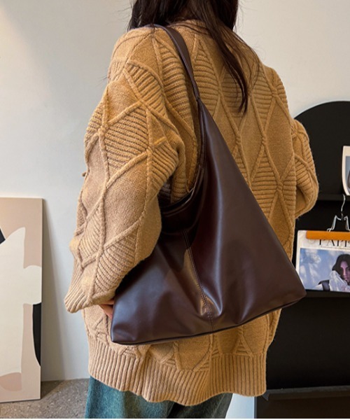 FREE STYLISTS(フリー スタイリスト)の「ワイドベルトフェイクレザーショルダーバッグ 大容量(ショルダーバッグ・レディース・カーキ/オフホワイト/ブラック/ブラウン/ダークブラウン・FREE)」の18枚目の写真