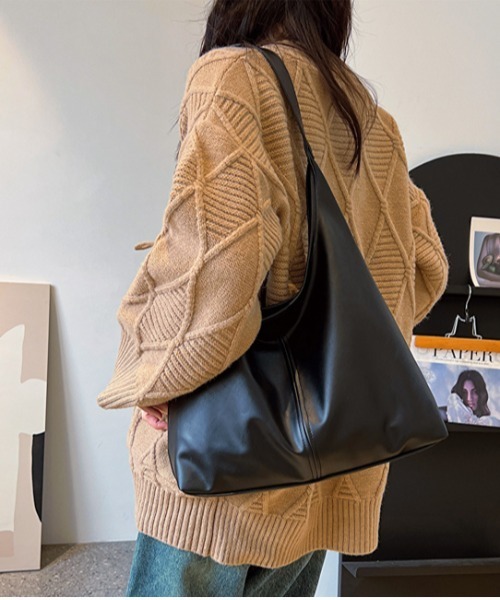 FREE STYLISTS(フリー スタイリスト)の「ワイドベルトフェイクレザーショルダーバッグ 大容量(ショルダーバッグ・レディース・カーキ/オフホワイト/ブラック/ブラウン/ダークブラウン・FREE)」の9枚目の写真