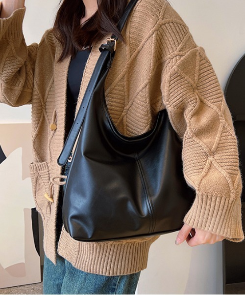 FREE STYLISTS(フリー スタイリスト)の「ワイドベルトフェイクレザーショルダーバッグ 大容量(ショルダーバッグ・レディース・カーキ/オフホワイト/ブラック/ブラウン/ダークブラウン・FREE)」の11枚目の写真