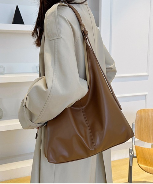 FREE STYLISTS(フリー スタイリスト)の「ワイドベルトフェイクレザーショルダーバッグ 大容量(ショルダーバッグ・レディース・カーキ/オフホワイト/ブラック/ブラウン/ダークブラウン・FREE)」の21枚目の写真