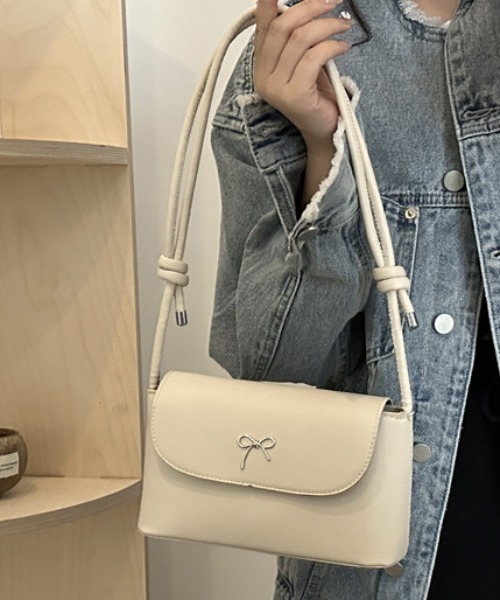 Per sist ence(パーシエンス)の「フェイクレザー2WAYリボンショルダー(ショルダーバッグ・レディース・ブラウン/ピンク/ホワイト/ブラック/ベージュ/シルバー・FREE)」の2枚目の写真