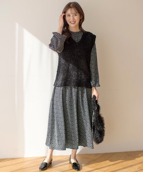 ANY SIS(エニィスィス)の「【洗える】フラワープリントワンピース × ニットベスト セット(セットアップ・レディース・ブラック系4/アイボリー系4・4)」の3枚目の写真