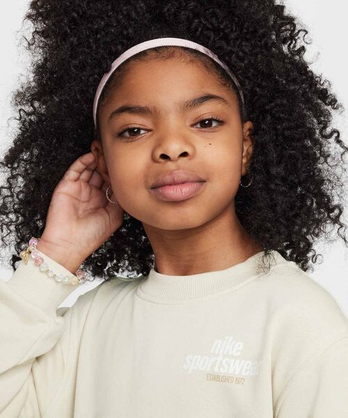 NIKE(ナイキ)の「ナイキ スポーツウェア クラブ ジュニア フレンチテリー スウェットシャツ / Nike Sportswear Club Big Kids' French Terry Sweatshirt HJ2674-234 Light Khaki(スウェット・キッズ・ブラウン系その他2・160/150/140/170/130)」の3枚目の写真